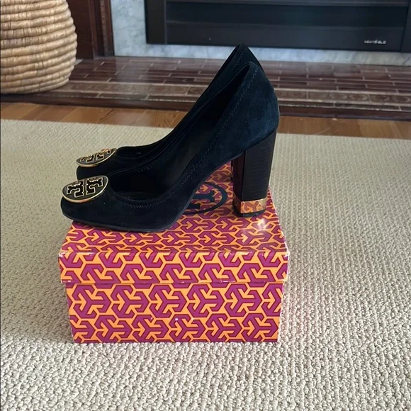 Black Maddie Pump - Kid Suede - Picture 2 of 4